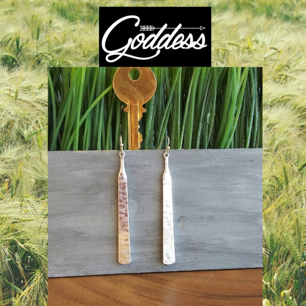 Hammered bar earrings
